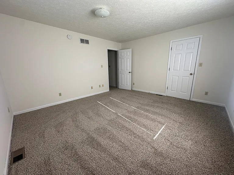 1118 S Woodlawn Ave — Photo 22