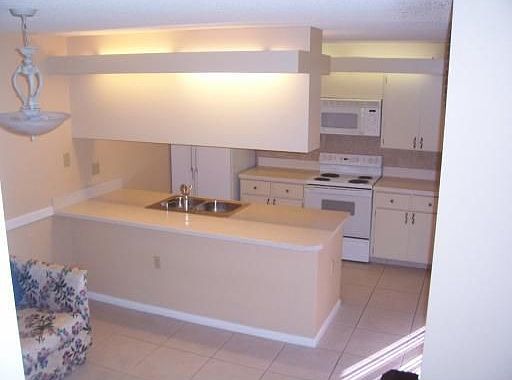 2nd image of 504 Live Oak Ln