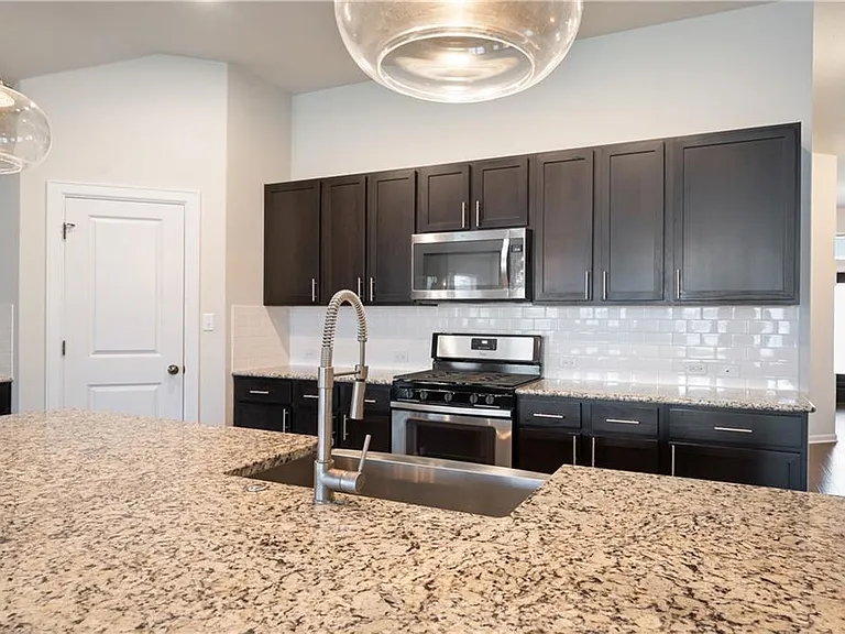 242 Krupp Ave — Photo 18