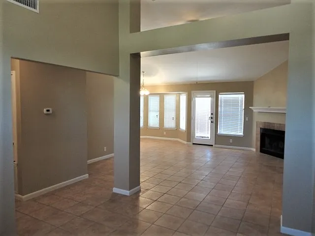 3 bed, 2.0 bath, 1393 sqft, $1,920 — Photo 3