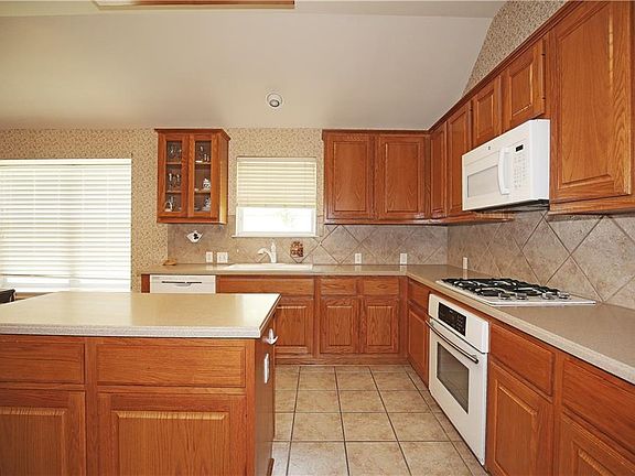 5th image of 2105 Woodston Dr