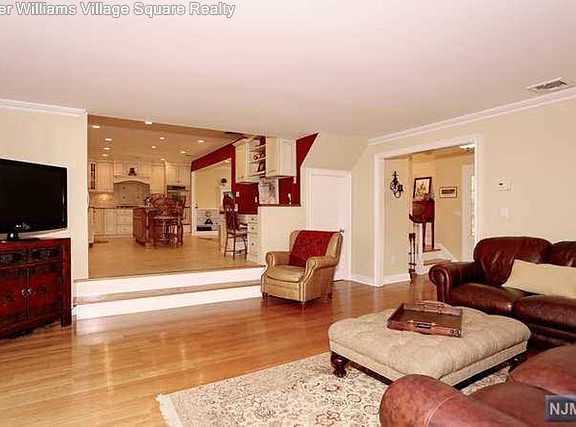 4th image of 180 Twinbrook Ct
