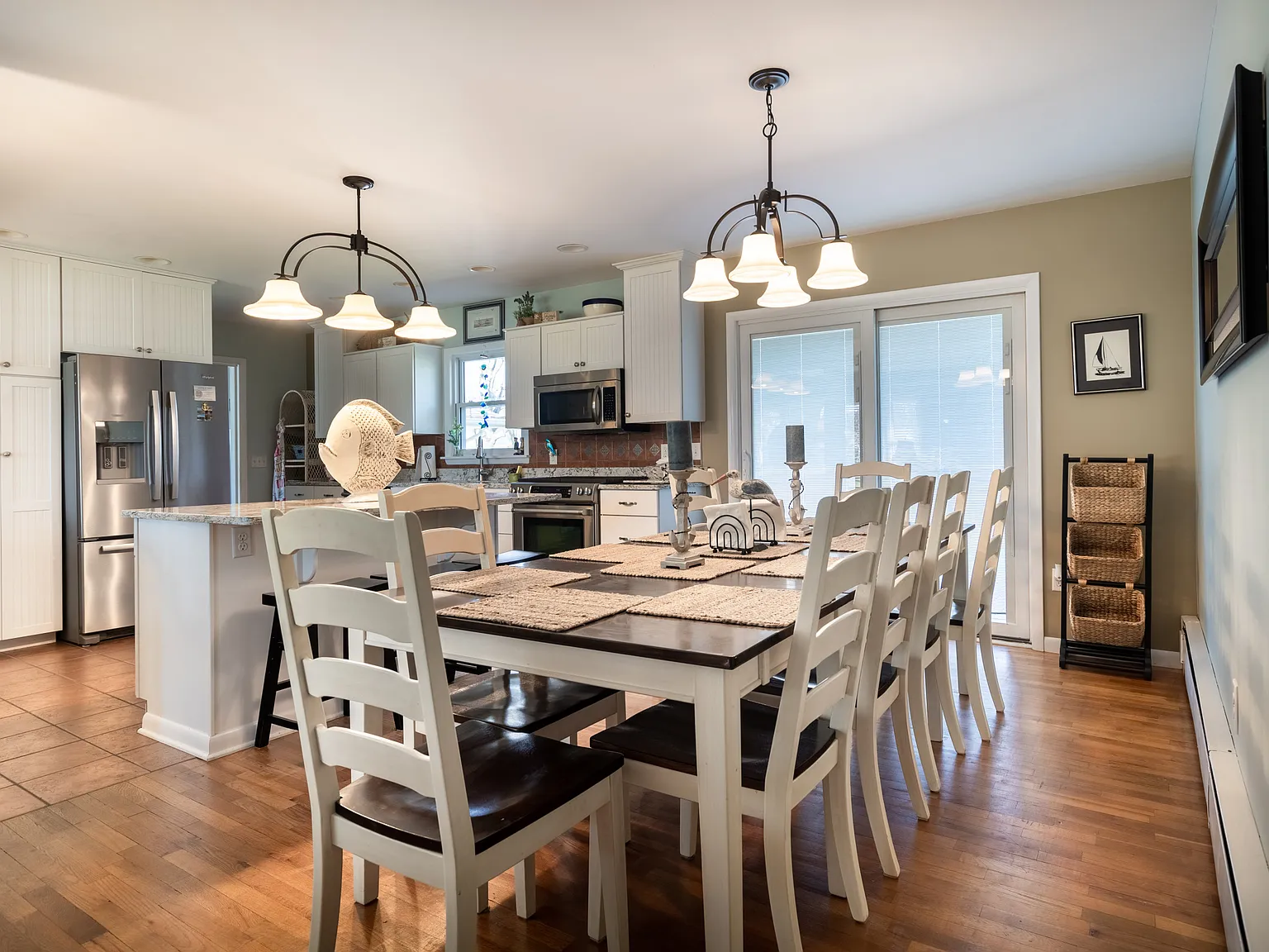 3 bed, 1.5 bath, 1200 sqft, $2,000 — Photo 2