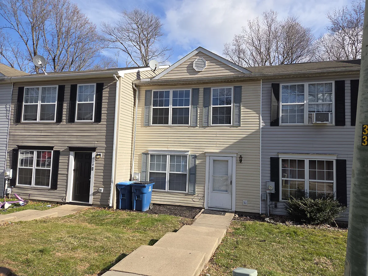 Building Photo - 121 Sycamore Dr