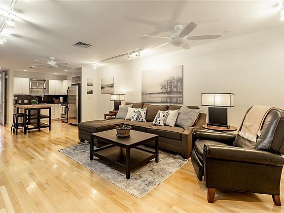3rd image of 901 W 9th St APT 315