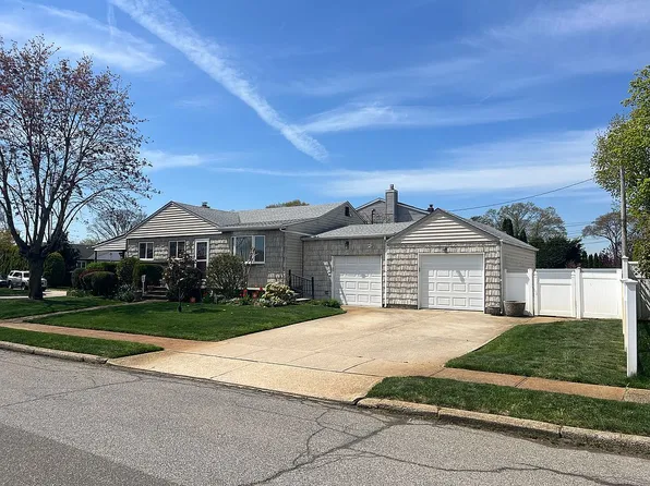 1474 Joyce Ln, Seaford, NY 11783