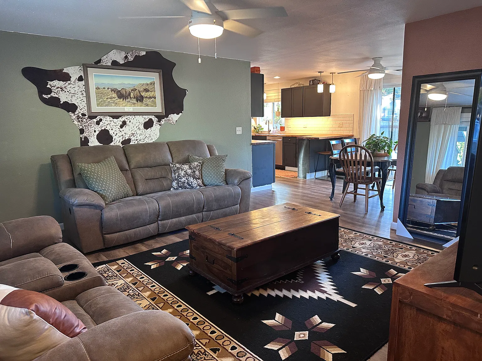 4 bed, 1112 sqft, $2,900 — Photo 2