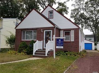 131 Charles St, Lynbrook, NY 11563