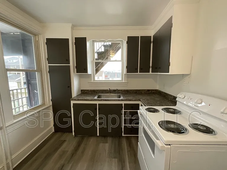 932 W Princess St — Photo 3