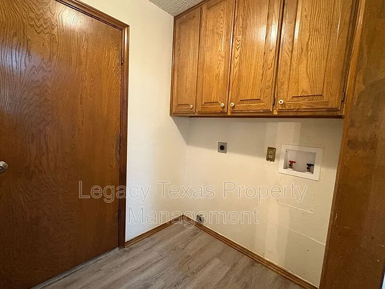 1203 Stonelake Dr — Photo 4