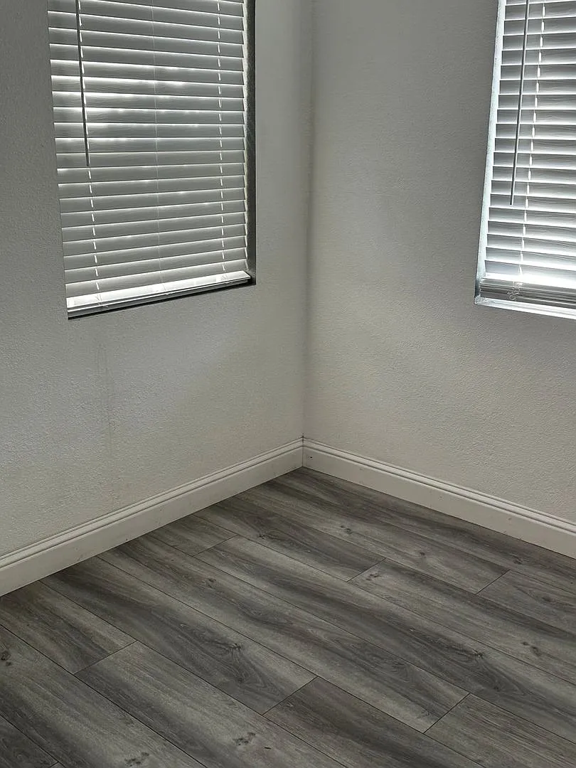 Desirable 3 Bedroom — Photo 4