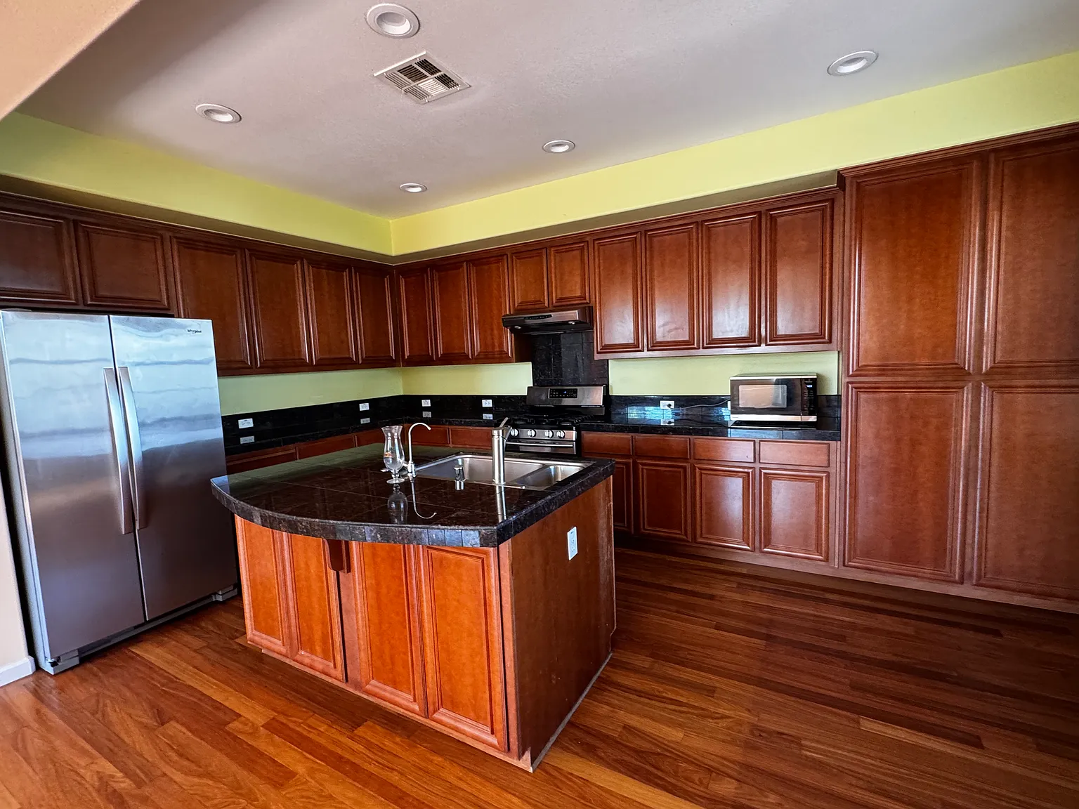 4 bed, 2254 sqft, $4,900 — Photo 2