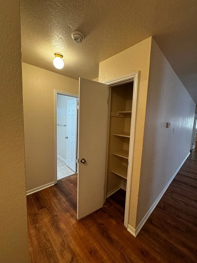 Remodeled 4 Bedroom 2 Bath Spacious Home — Photo 4