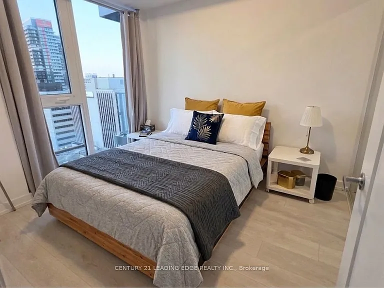 75 James St S #1303 — Photo 4