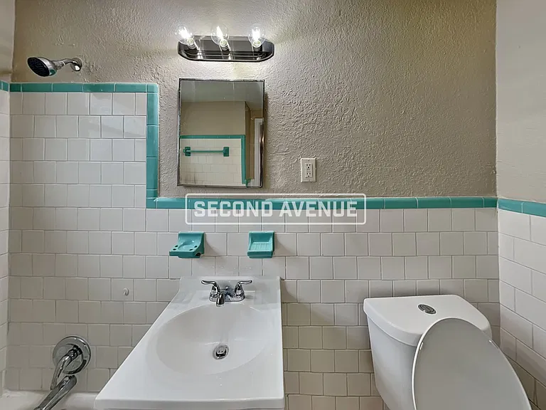 1740 N Myrtle Ave — Photo 8