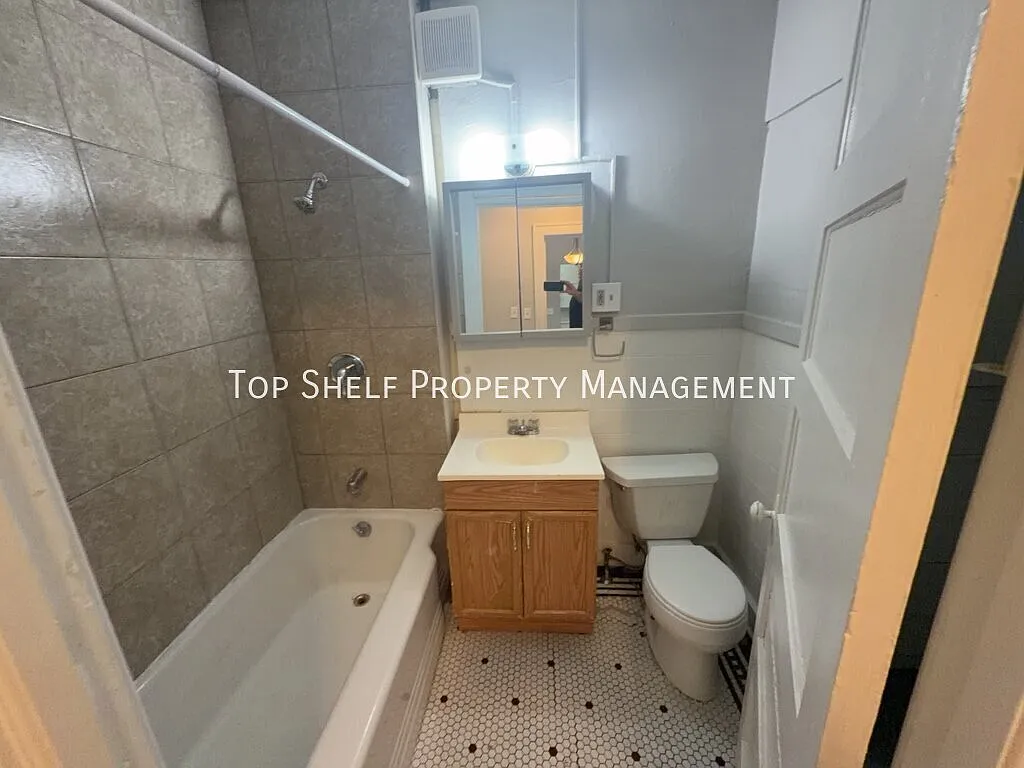 2 bed, 100 sqft, $995 — Photo 2
