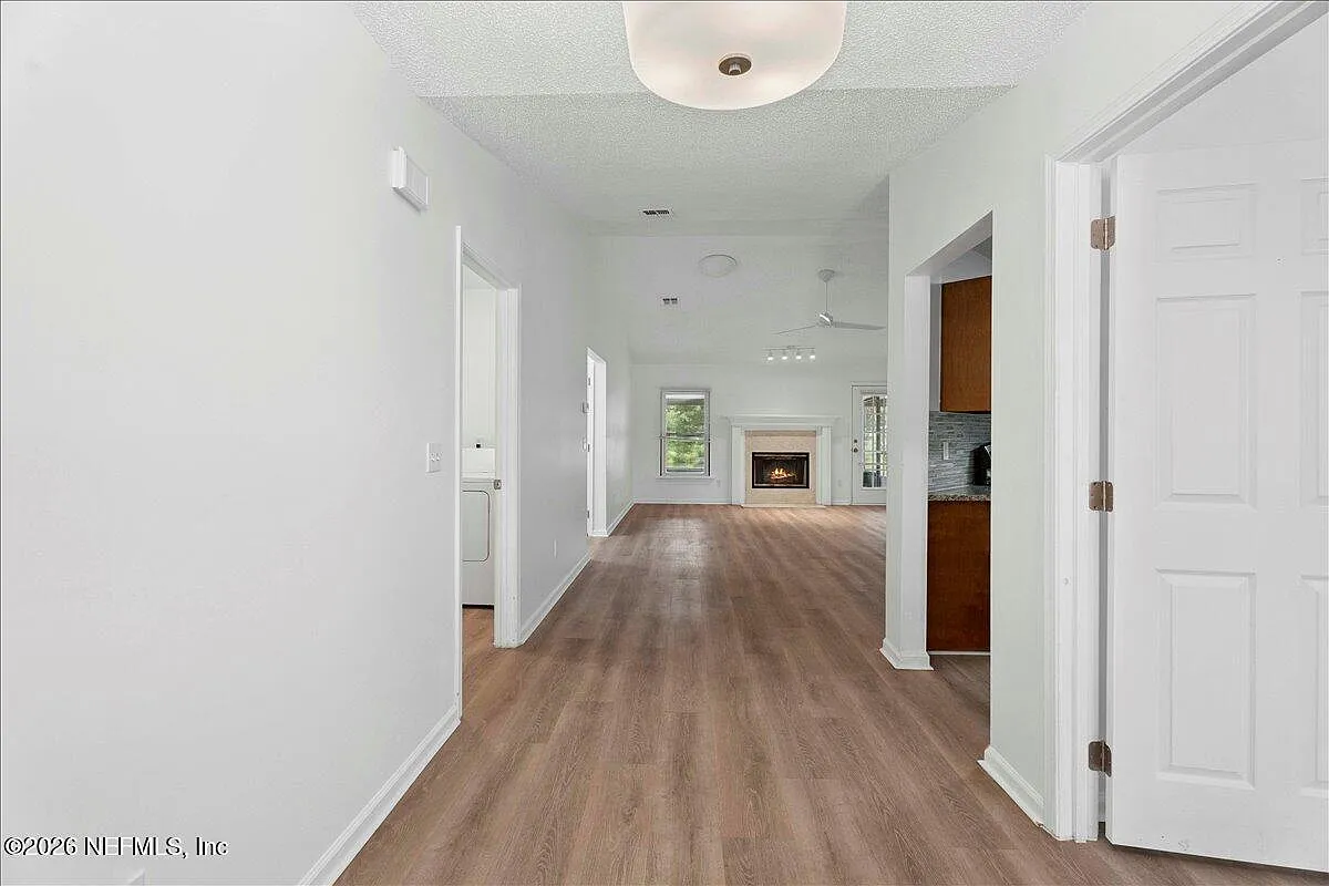 3 bed, 2.0 bath, 1807 sqft, $2,400 — Photo 3