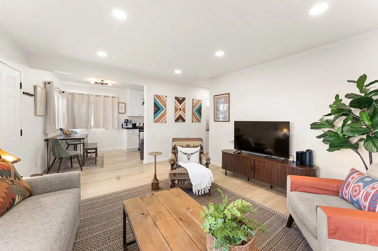 2 bed, 850 sqft, $4,400 — Photo 3
