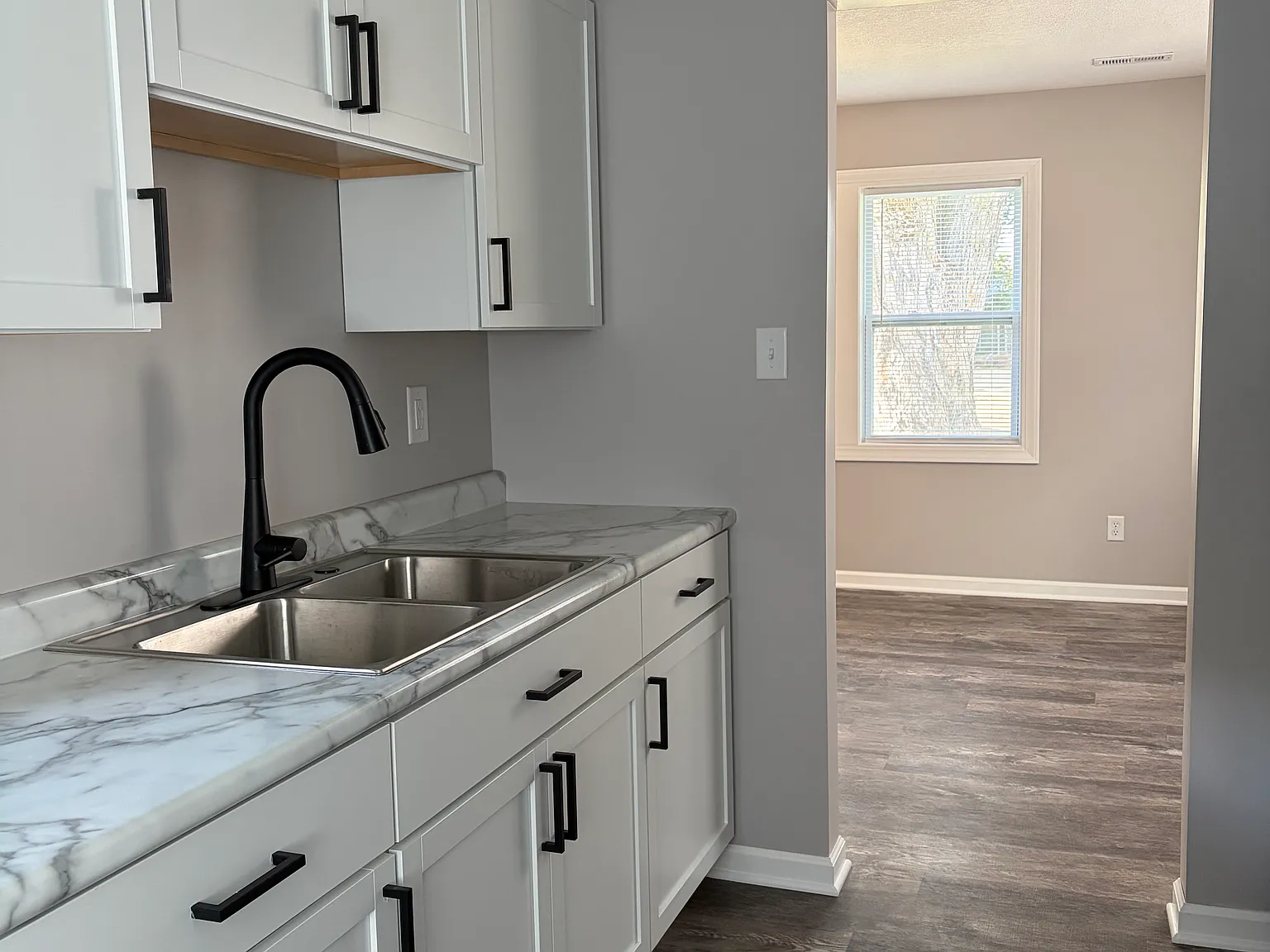 3 bed, 864 sqft, $1,300 — Photo 3