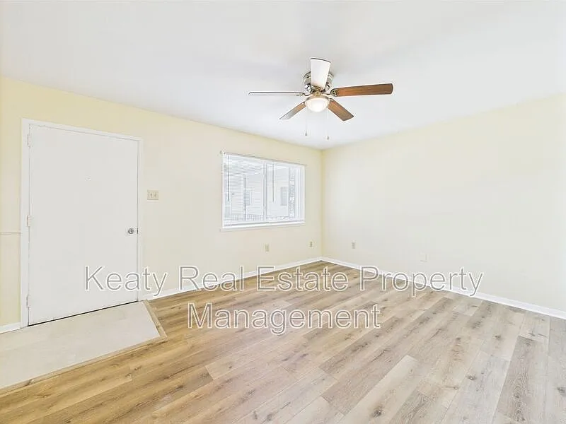 2 bed, 1.0 bath, 700 sqft, $975 — Photo 2