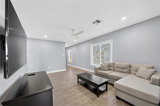 4 bed, 2.0 bath, 1391 sqft, $2,000 — Photo 3