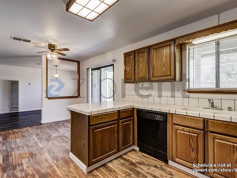 168 W Adams St — Photo 5