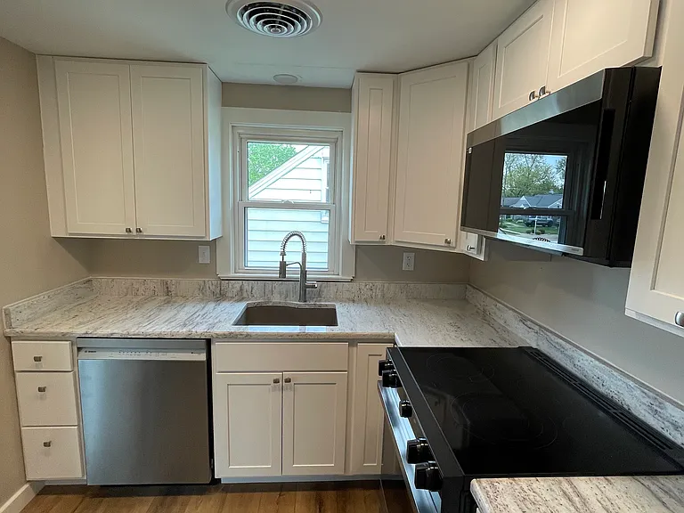 239 E Crestwood St #4 — Photo 1