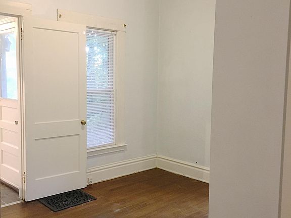 3rd image of 433 Eastern Ave SE