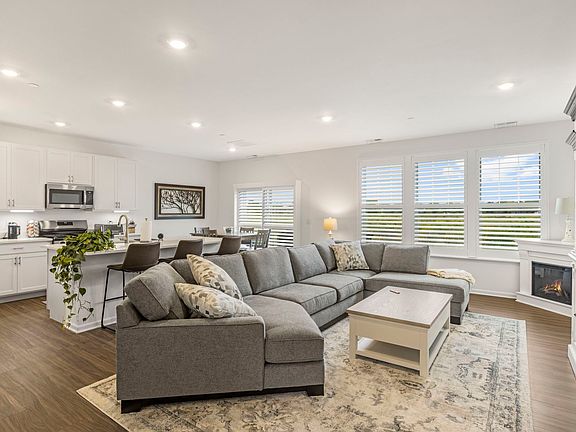 3rd image of 924 Shagbark Ln