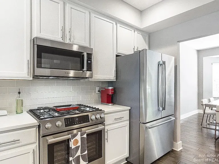 2563 W Towne St — Photo 27