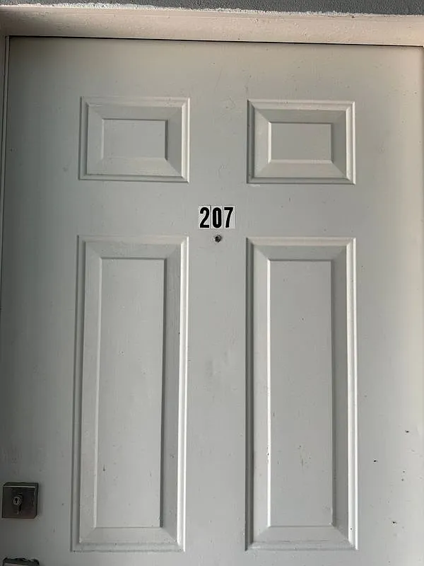 2 bed, 1.0 bath, 123 sqft, $400 — Photo 2