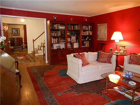 RELAX  AND ENTERTAIN IN THIS LOVELY ROOM!