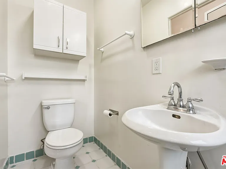 2613 Cloverfield Blvd — Photo 32