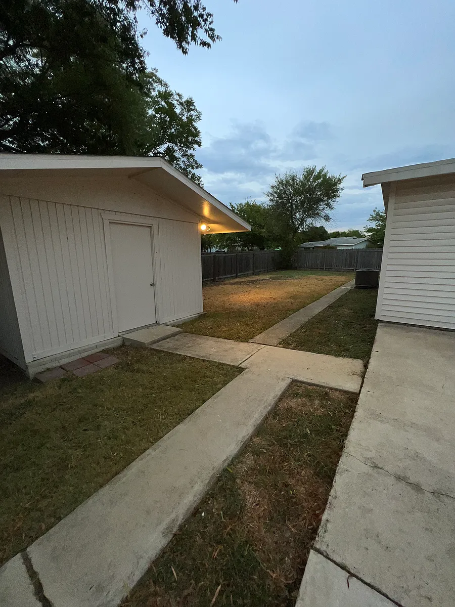 Building Photo - 1612 Linda Ln