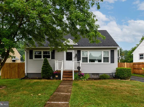 16 Beechwood Dr, Middletown, PA 17057