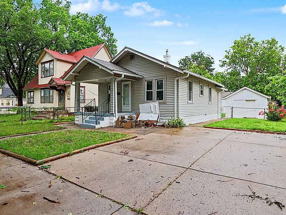 2nd image of 2328 W Maple St
