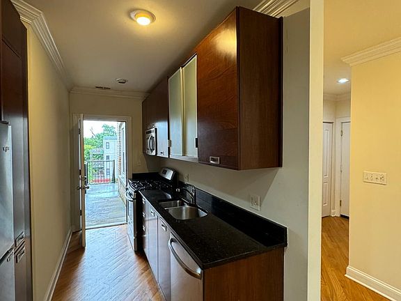 3rd image of 2250 W Morse Ave APT 3