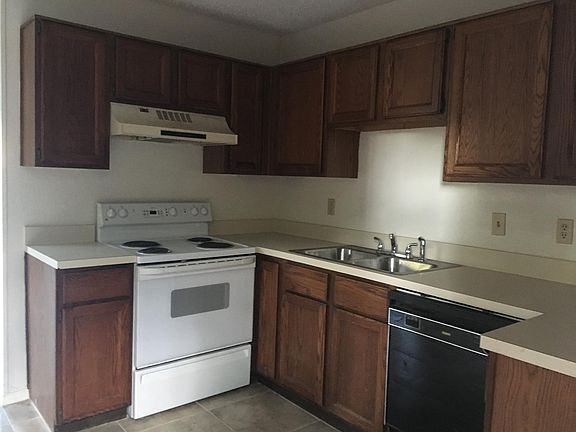 3rd image of 408 N Oak St