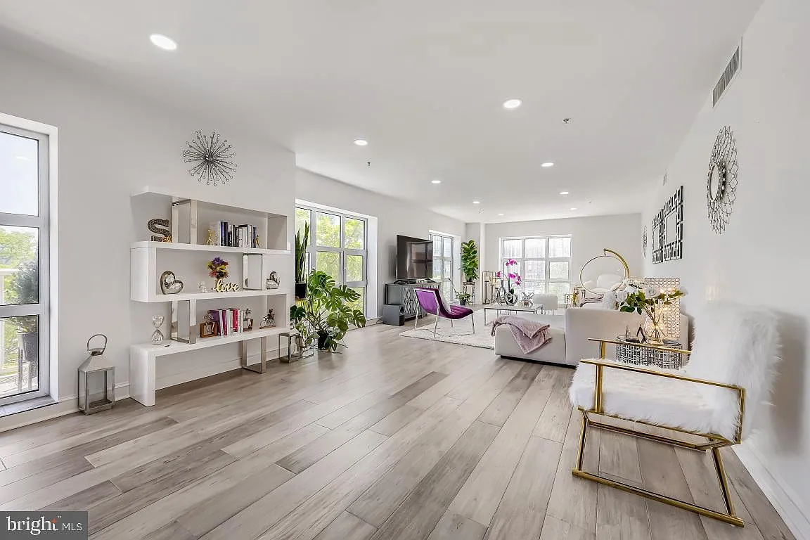 Scarlett Place Condominium — Photo 3