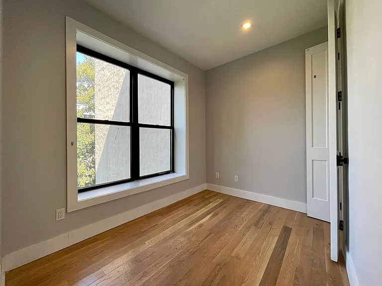 717 Dekalb Ave #3B — Photo 4