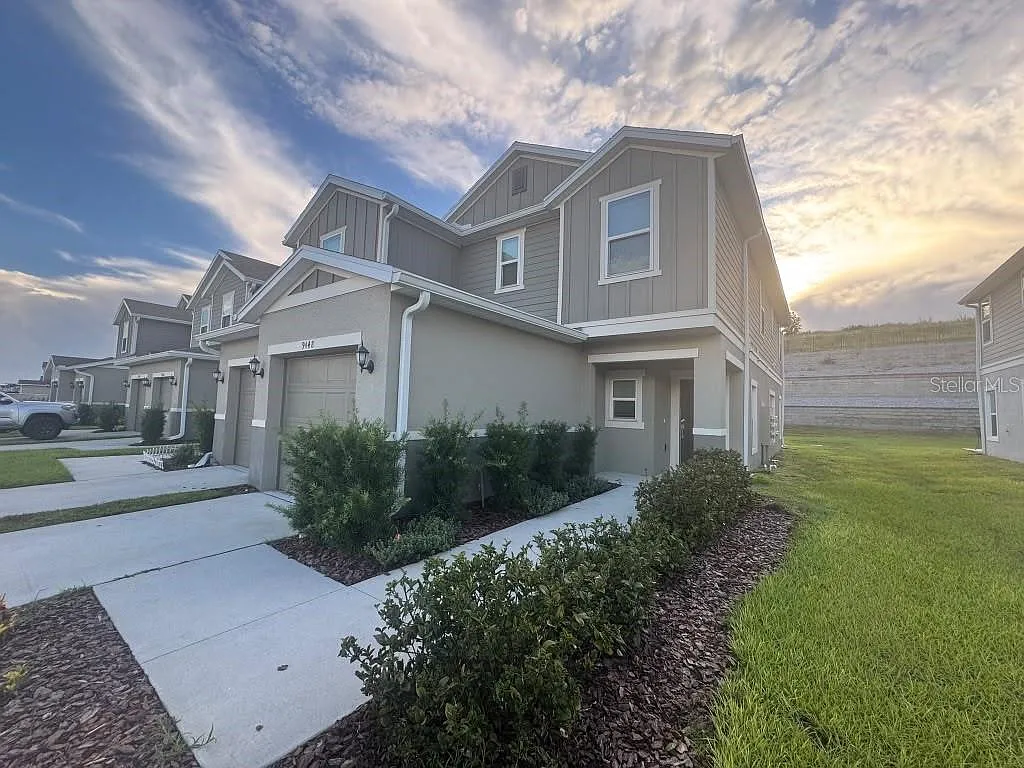 3 bed, 2.5 bath, 1687 sqft, $2,300 — Photo 2