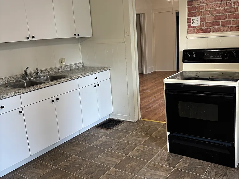 215 N Main St — Photo 4