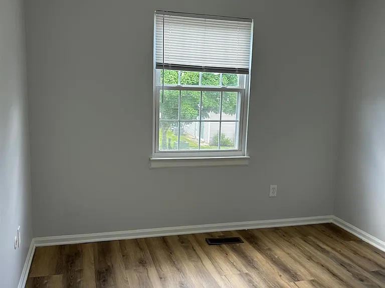 28 Renaissance Ln — Photo 7