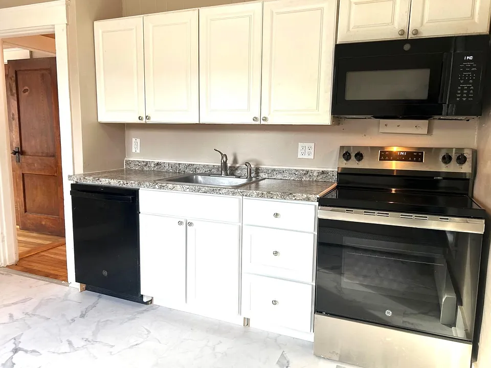 900 Main St #2