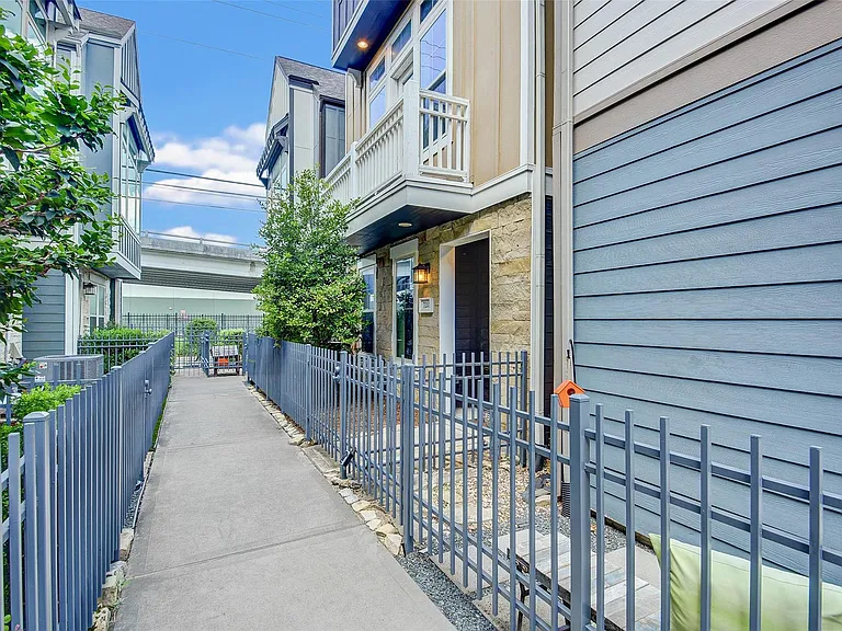 720 N Shepherd Dr — Photo 3