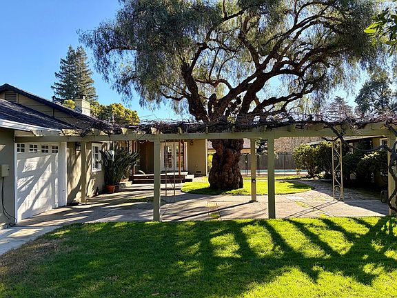 3rd image of 1010 Sagamore Way