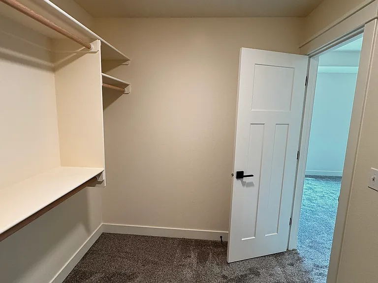 2544 N Midland Ave — Photo 14