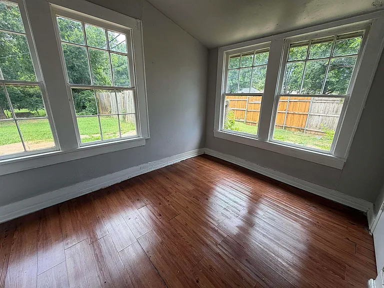 2206 Avenue E — Photo 7