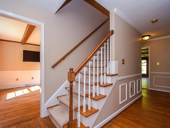 3rd image of 211 Ivy Ln