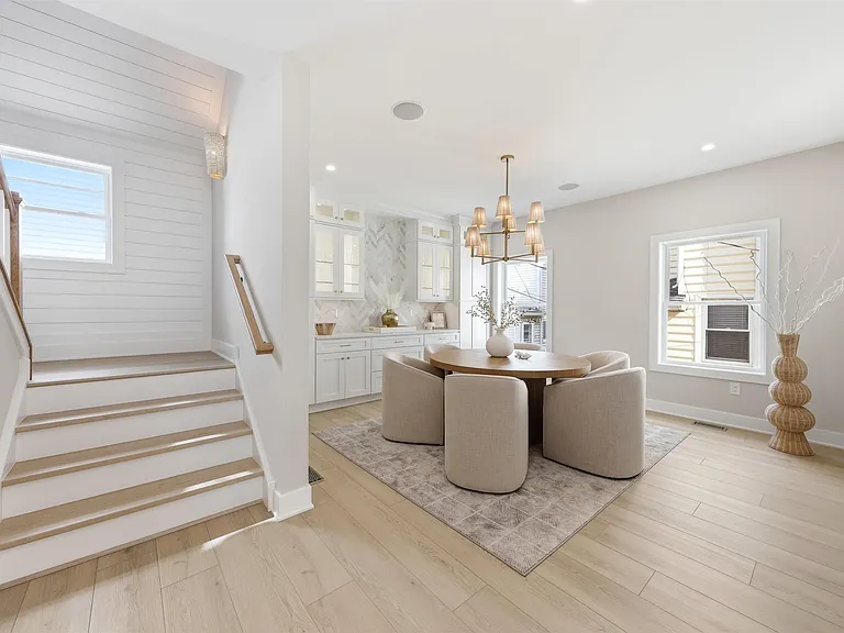 105 S Stratford Ave #MONTHLY LEASE JULY — Photo 17